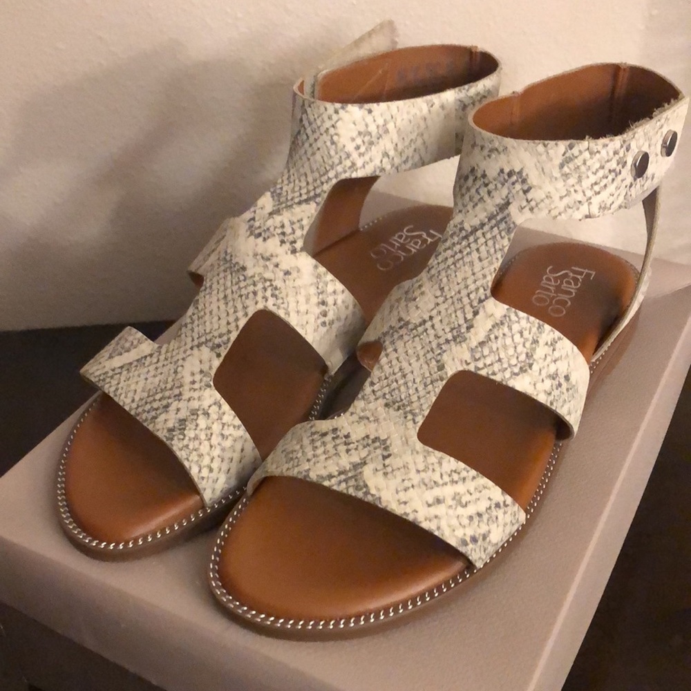 NWT - Franco Sarto - Genevia Snakeskin print sandals. Sz 9. Grey and white.
